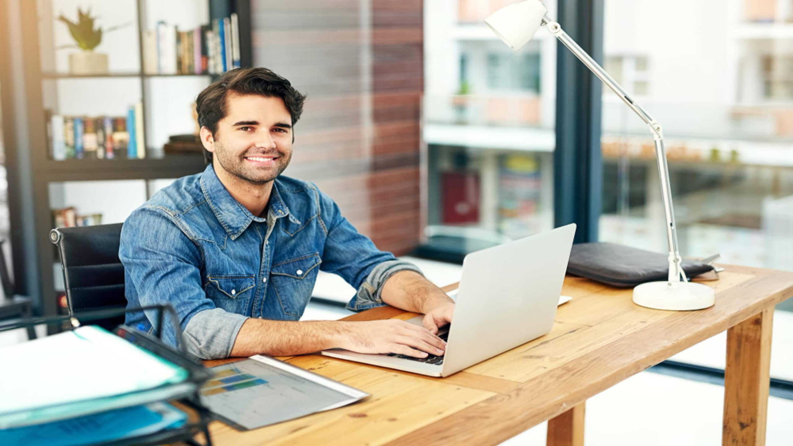 15 Best Remote Jobs For College Students To Earn While Studying