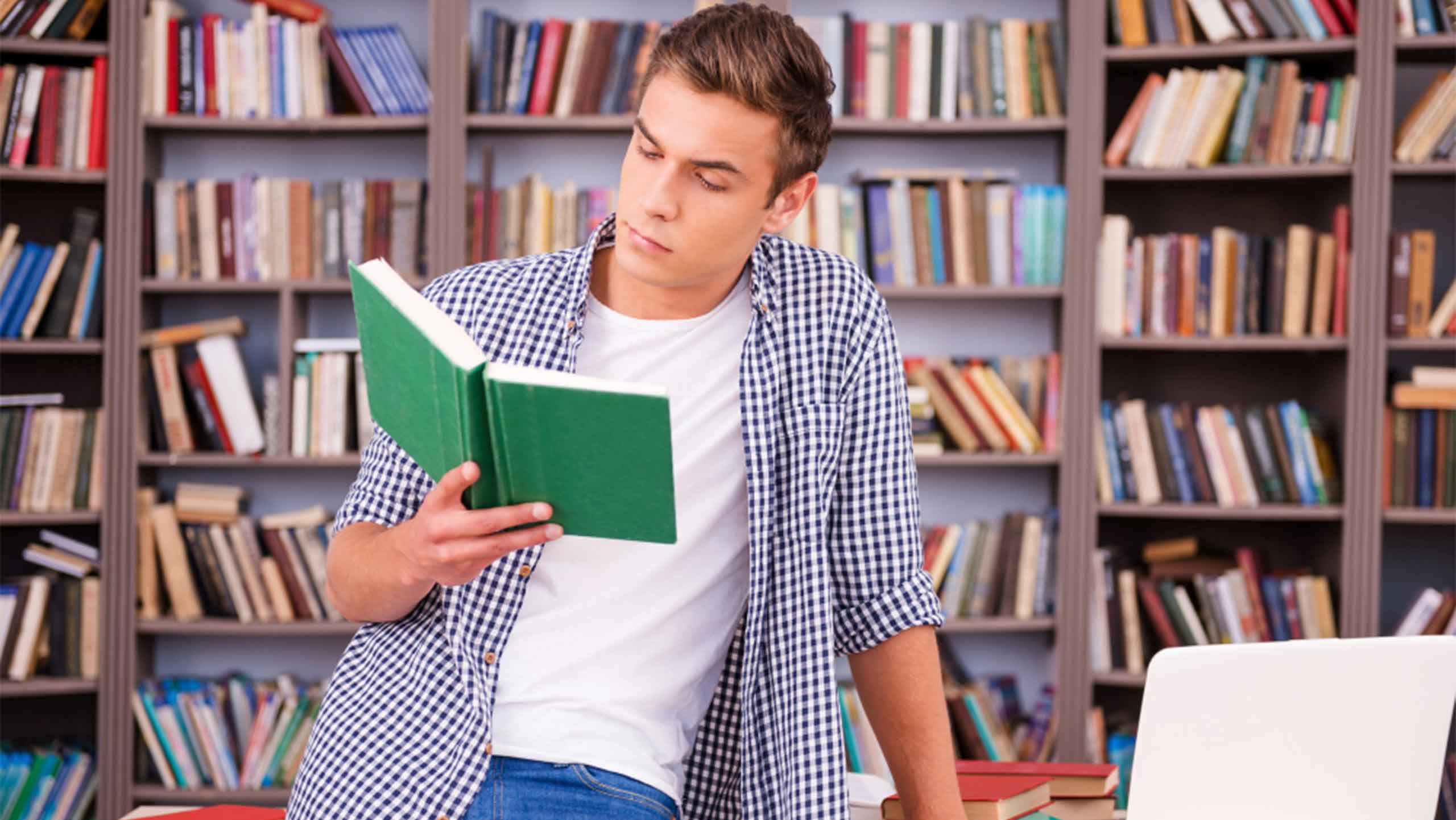 25 Good Books For College Students To Read Before Graduation