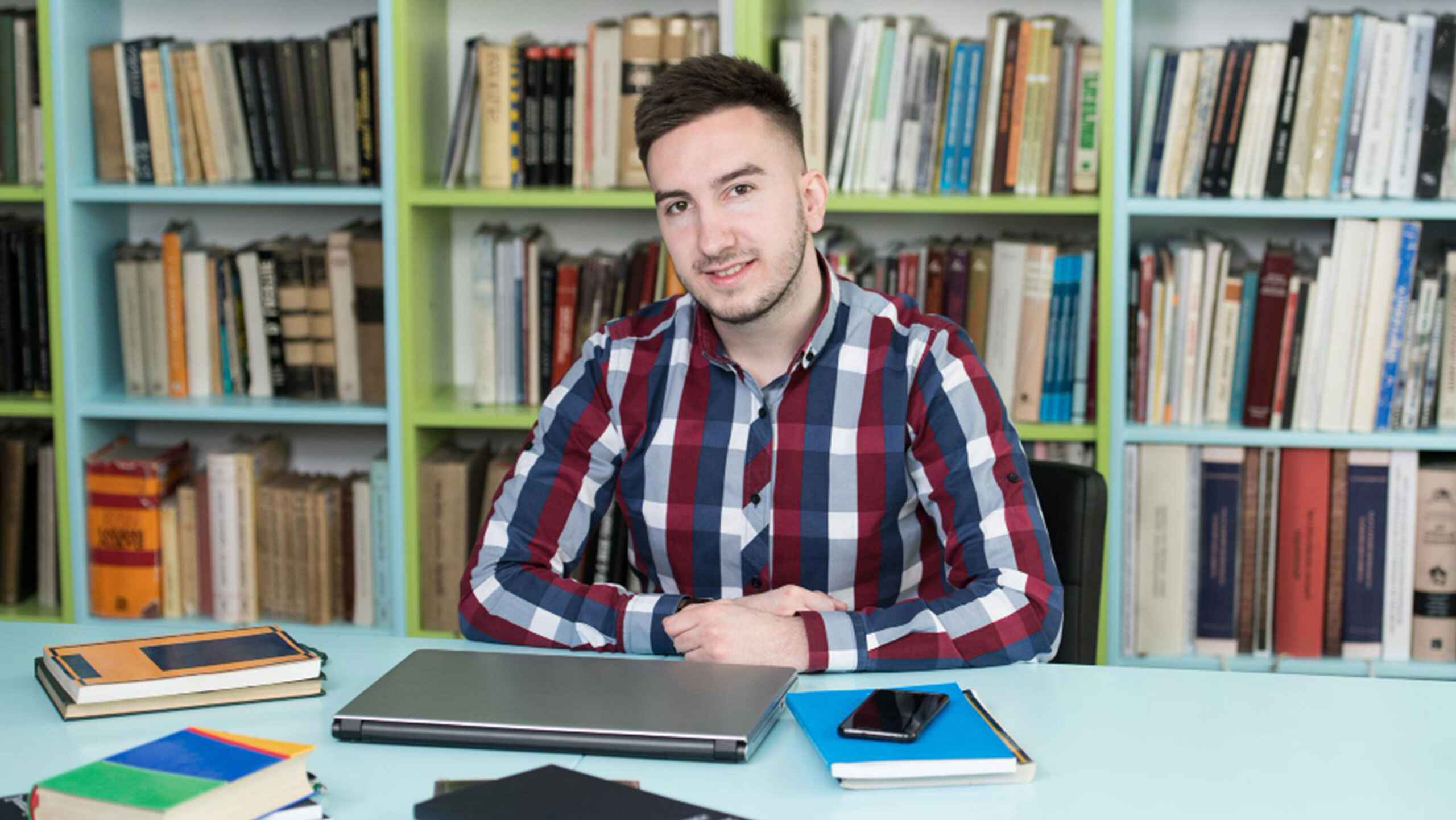 10 Must-Know Pros & Cons Of Being An RA Before You Take On This Role