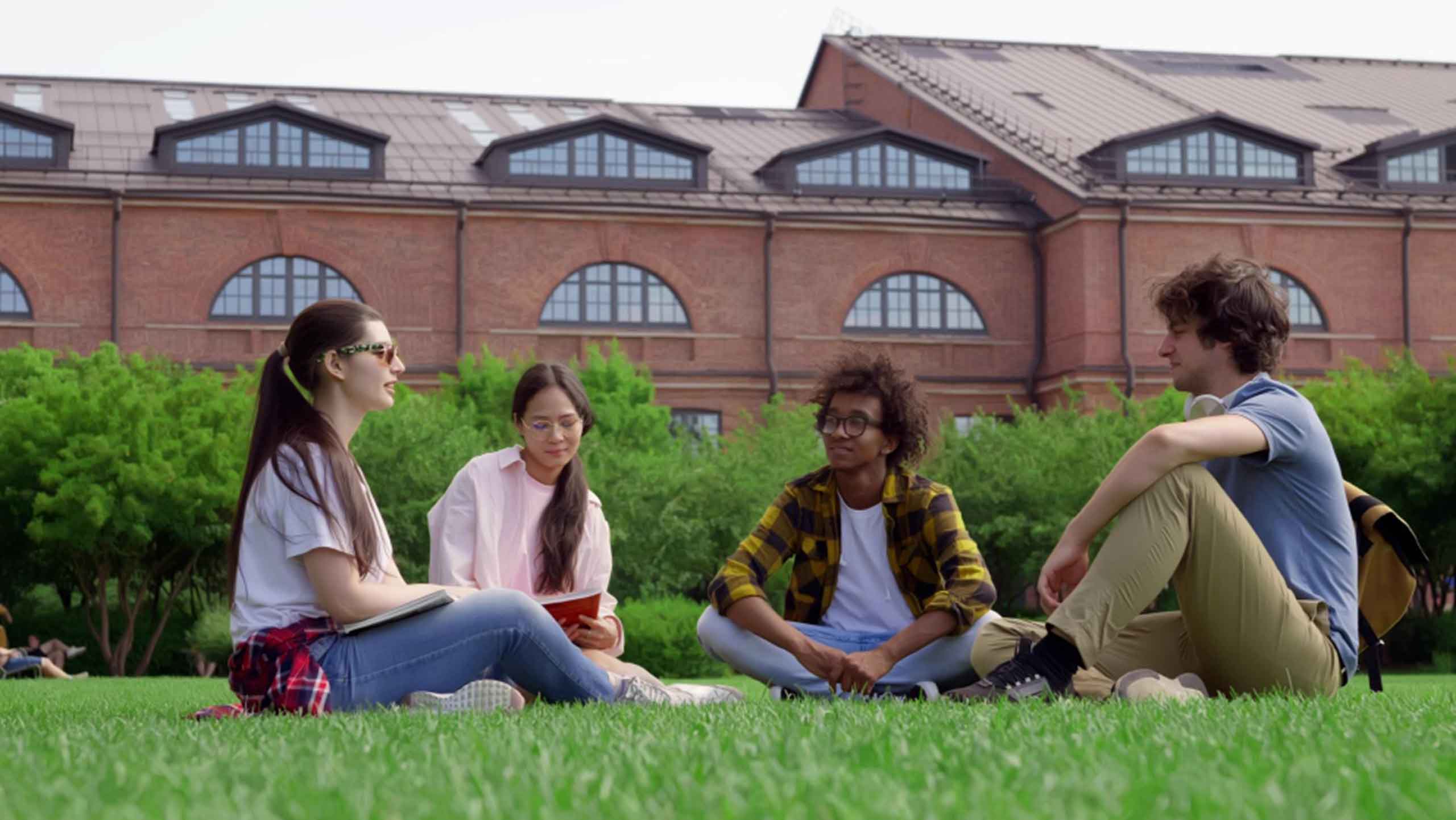 10 Must-Know Pros & Cons Of Community College Before Joining One
