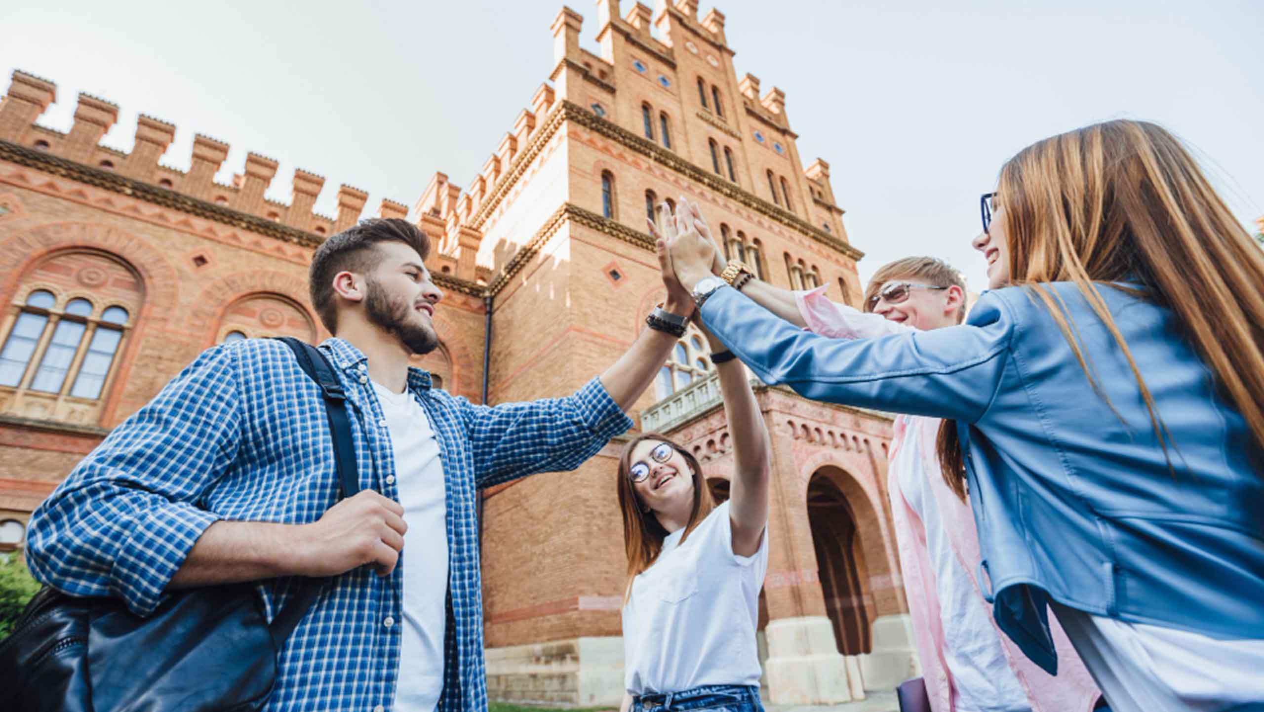 The Pros & Cons Of Medium Colleges To Make An Informed Decision